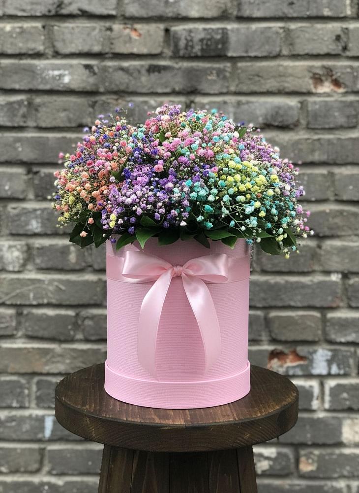 Композиция Яркие эмоции в Новом Костеке Цветочная композиция из Гипсофила и Розы в шляпной коробке в Новом Костеке