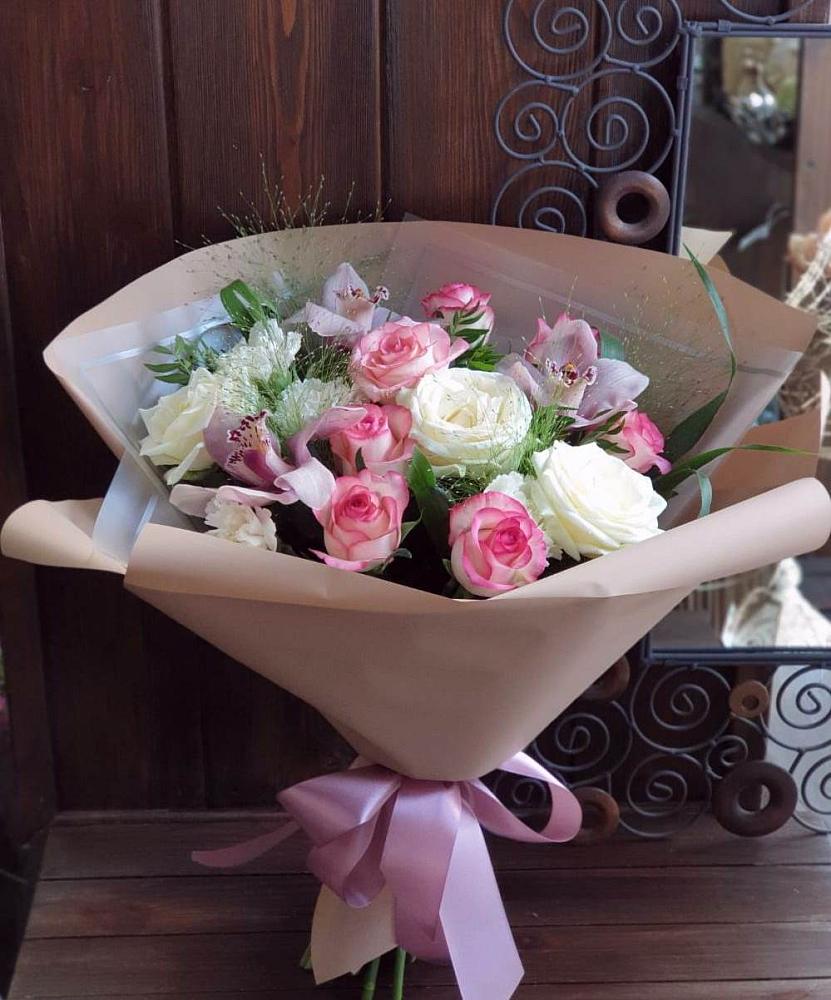 Букет майское утро в Новом Костеке Букет цветов из: Гвоздики, Орхидеи, Розы и Хризантемы в Новом Костеке