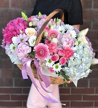 Композиция солнечный день в Новом Костеке Цветочная композиция из Розы, Хризантемы, Пионы и Лизиантусы в корзине в Новом Костеке