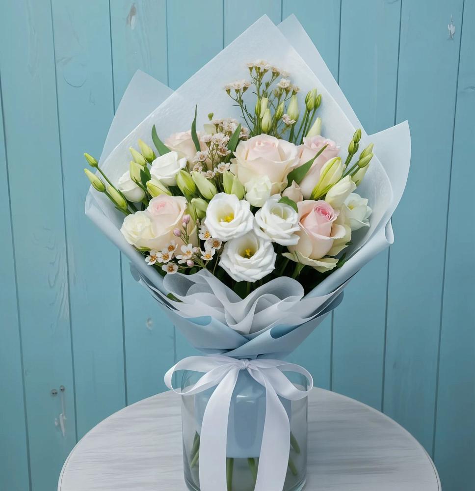 Букет цветов из: Розы и Лизиантусы в Новом Костеке