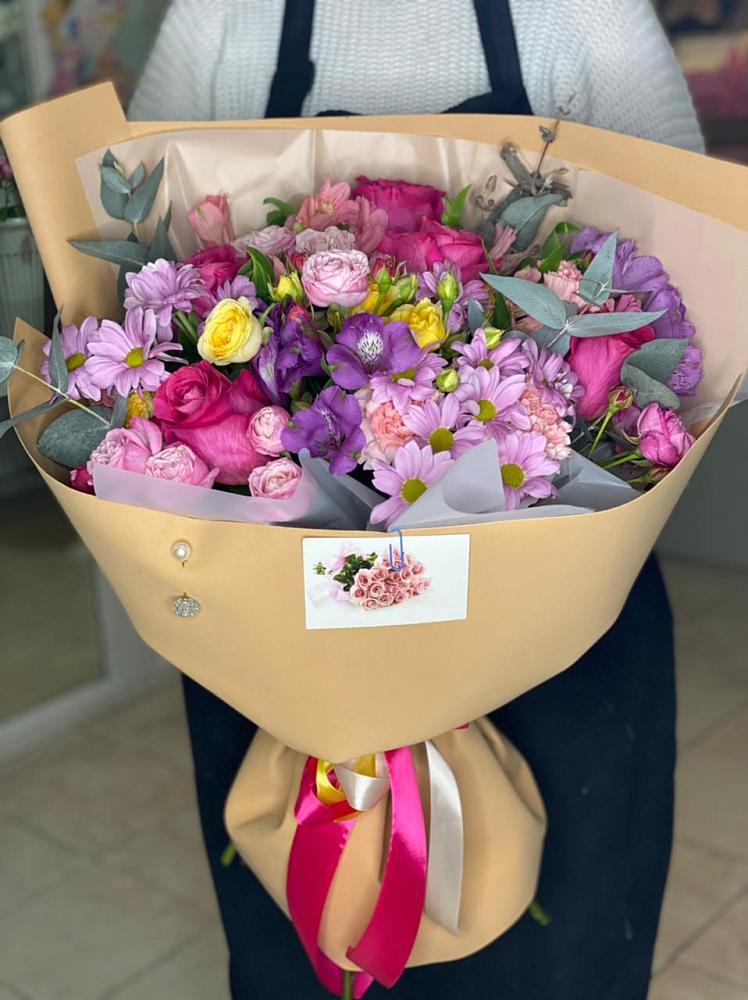 Букет вдохновленный любовью в Новом Костеке Букет цветов из: Хризантемы, Гвоздики и Альстромерии в Новом Костеке