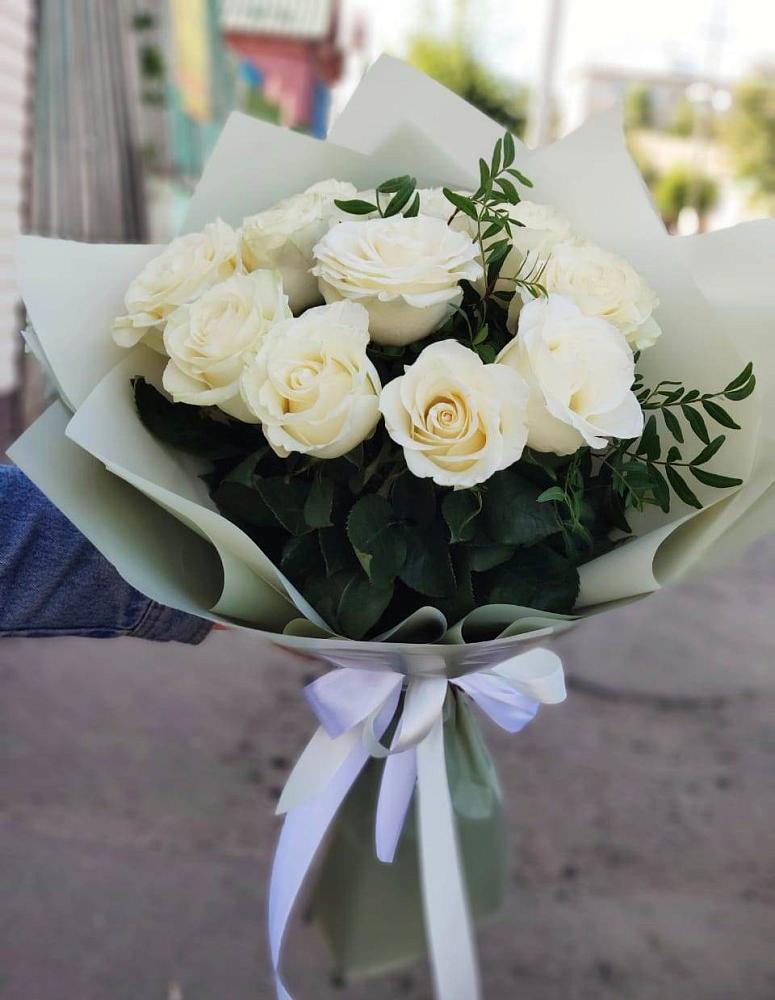 Белые розы Проуд в Новом Костеке Букет Белые розы Проуд в Новом Костеке