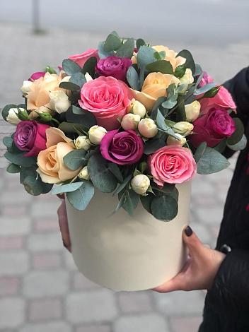 Цветочная композиция из Розы в шляпной коробке в Новом Костеке