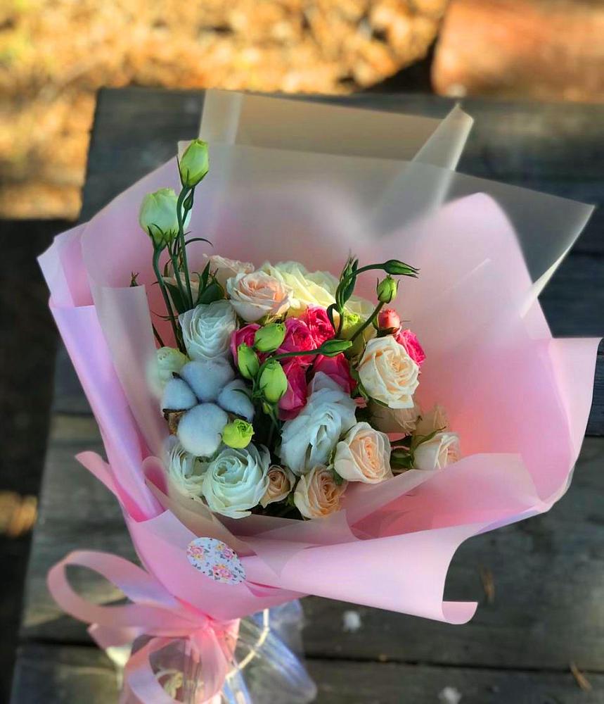 Букет цветочный коктейль в Новом Костеке Букет цветов из: Розы и Лизиантусы в Новом Костеке
