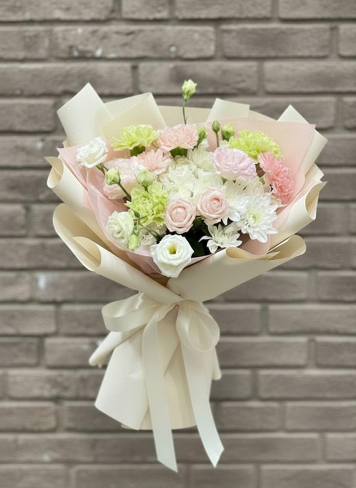 Букет Трепет мечты в Новом Костеке Букет цветов из: Гвоздики, Розы, Лизиантусы и Хризантемы в Новом Костеке