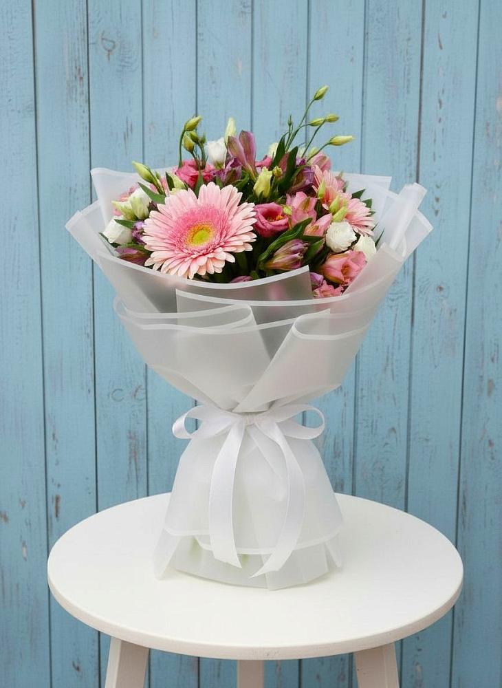 Букет прохладный бриз в Новом Костеке Букет цветов из: Герберы, Альстромерии и Лизиантусы в Новом Костеке