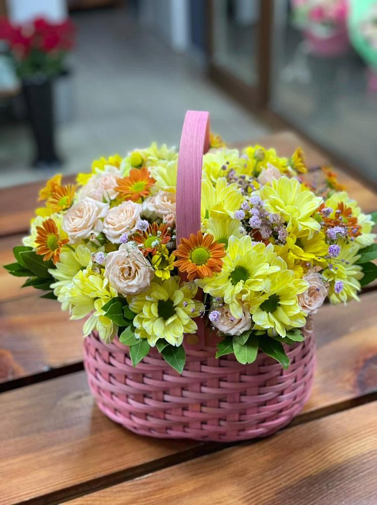 Композиция цветы лета в Новом Костеке Цветочная композиция из Хризантемы и Розы в корзине в Новом Костеке