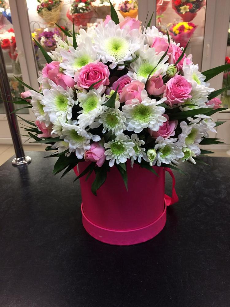 Композиция грация в Новом Костеке Цветочная композиция из Розы и Хризантемы в шляпной коробке в Новом Костеке