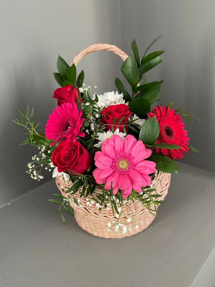 Композиция радостное событие в Новом Костеке Цветочная композиция из Розы, Хризантемы и Герберы в корзине в Новом Костеке
