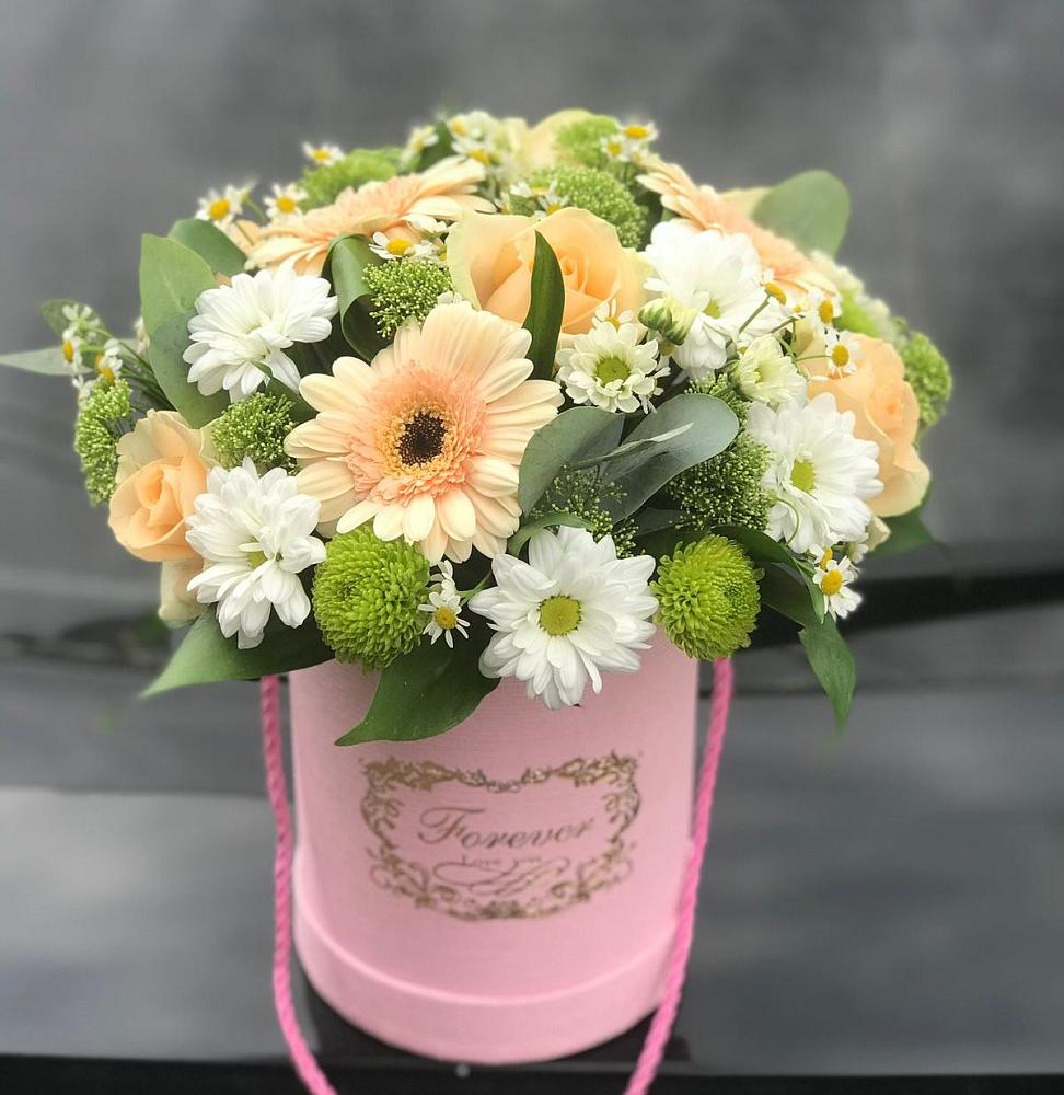 Композиция маленькая прелесть в Новом Костеке Цветочная композиция из Розы, Герберы и Хризантемы в шляпной коробке в Новом Костеке