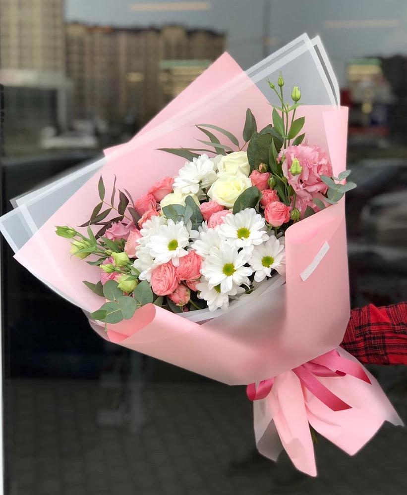 Букет нежный в Новом Костеке Букет цветов из: Розы, Лизиантусы и Хризантемы в Новом Костеке