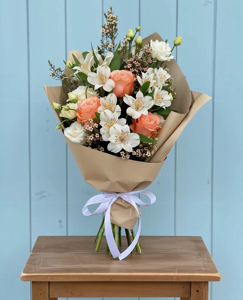 Букет цветов из: Альстромерии, Лизиантусы, Розы и Хризантемы в Новом Костеке