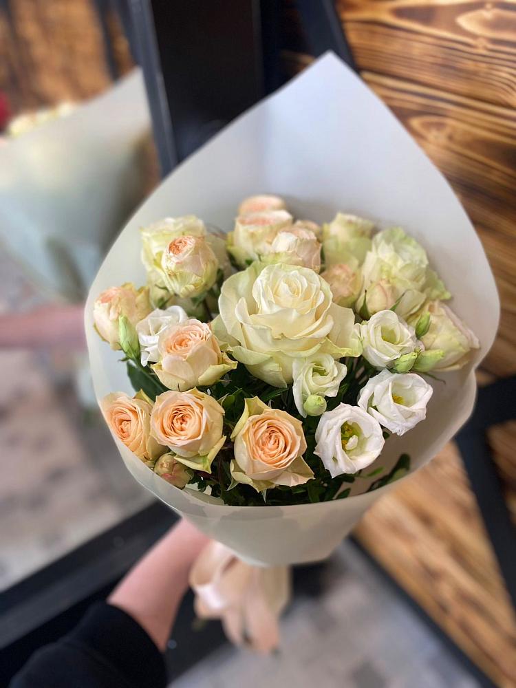 Букет Летний бриз в Новом Костеке Букет цветов из: Розы и Лизиантусы в Новом Костеке